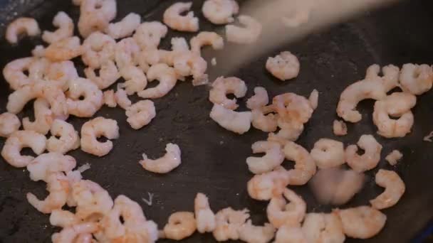 Close up van gebakken garnalen in een braadpan met olie. 4k Uhd — Stockvideo