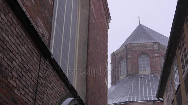 Eski kasaba kışın sokak. Blizzard. Riga, Letonya, 2017. 4k Uhd — Stok video