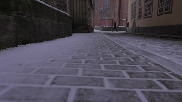 POV se promène dans les rues sombres et froides. 4K UHD — Video