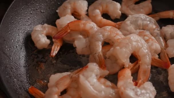 Primo piano di gamberi grandi fritti in una padella con olio. 4K UHD — Video Stock