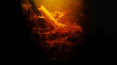 Karanlık sıvı. Soyut yakın çekim 4 k Uhd arka plan.