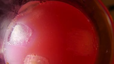 Lezzetli ve serinletici çilek buzla kokteyl. 4k Uhd