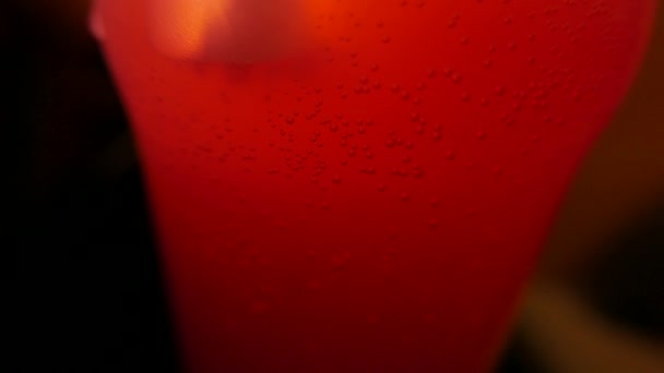 Вкусный и освежающий клубничный коктейль со льдом. 4K UHD — стоковое видео