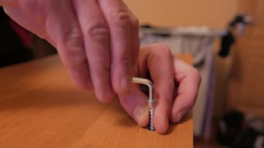 Bir tornavida ile insan eli closeup. 4k Uhd