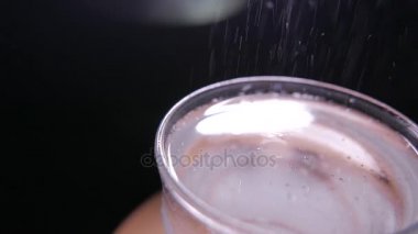 Köpüklü su cam buz erime. 4k Uhd
