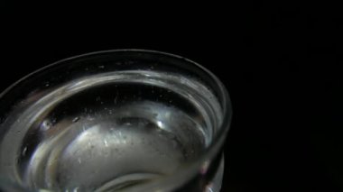 Köpüklü su cam buz erime. 4k Uhd