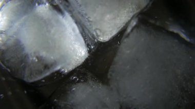 Köpüklü su cam buz erime. 4k Uhd