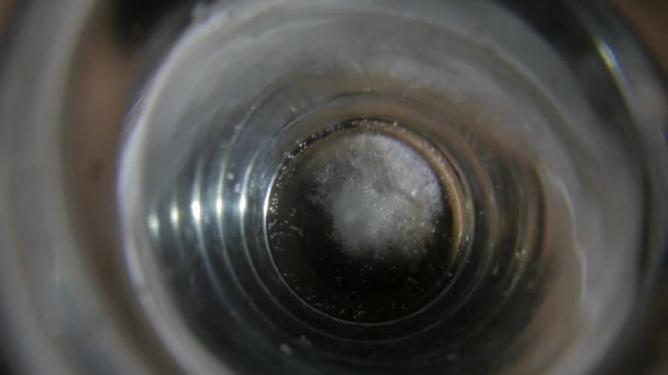 Vidro de água espumante derretendo cubos de gelo. 4K UHD — Vídeo de Stock