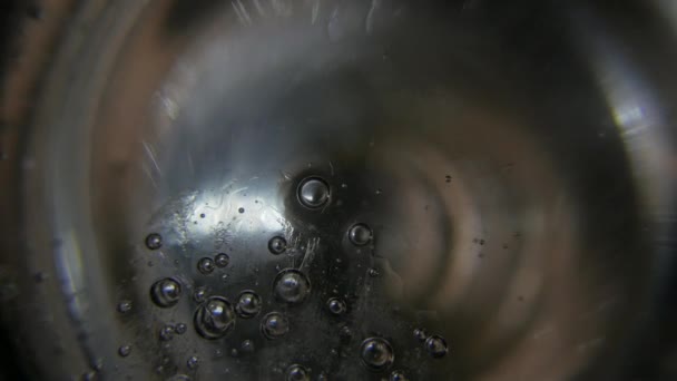 Perlendes Wasserglas, das Eiswürfel schmilzt. 4k uhd — Stockvideo