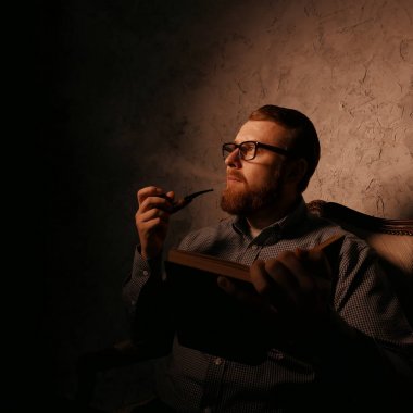 Adam bir karanlık oda ve yasaktır boru bir kitap okur. 4k Uhd