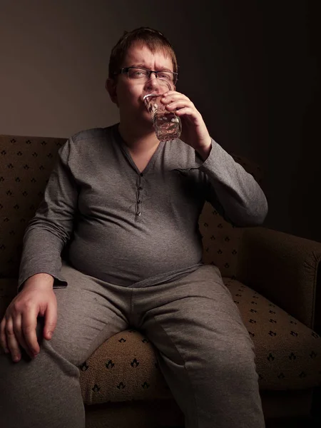 Overweight man drinking water — Stock Photo, Image