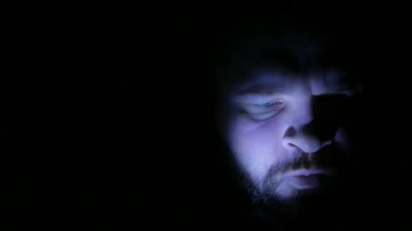 Depresif adam karanlıkta: depresyon, üzüntü, acı, yalnızlık. 4k Uhd