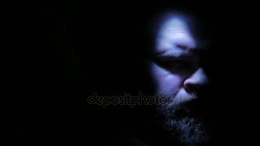 Depresif adam karanlıkta: depresyon, üzüntü, acı, yalnızlık. 4k Uhd