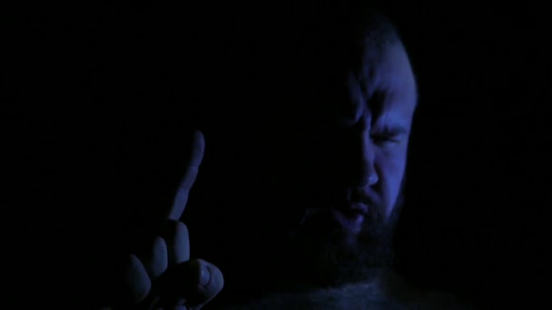 Hombre calvo malvado y enojado hablando en la oscuridad. 4K UHD — Vídeo de stock