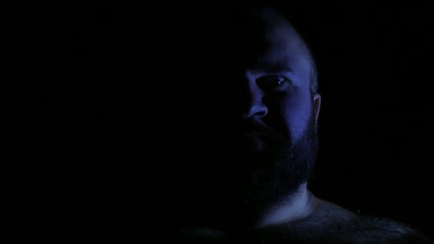 Wahnsinniger verrückter böser Mann, der in der Dunkelheit in Großaufnahme lacht. 4k uhd — Stockvideo
