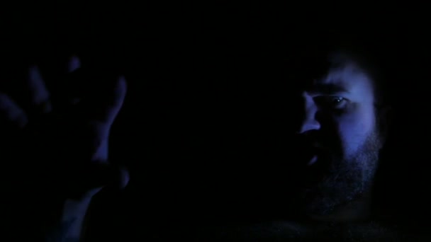 Злий і сердитий лисий чоловік говорить у темряві. 4K UHD — стокове відео