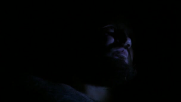 Portrait d'un homme jurant émotionnellement dans l'obscurité. L'homme agressif en colère est en conflit avec quelqu'un. Situation conflictuelle. 4K UHD 