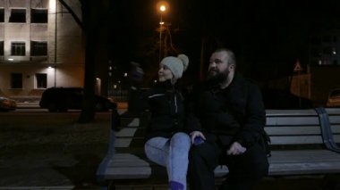 Geceleri bankta oturan Çift