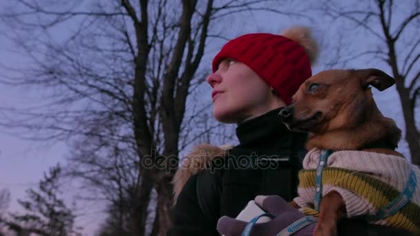 Kvinna leker med sin hund vid solnedgången — Stockvideo