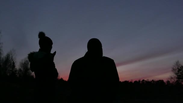 Vrouw, man en hondje bij zonsondergang. — Stockvideo