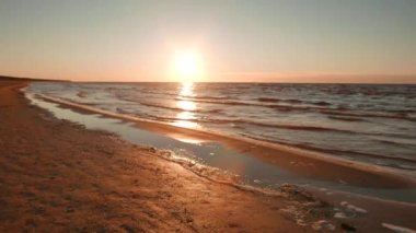 Güzel yaz plaj gün batımı sırasında.