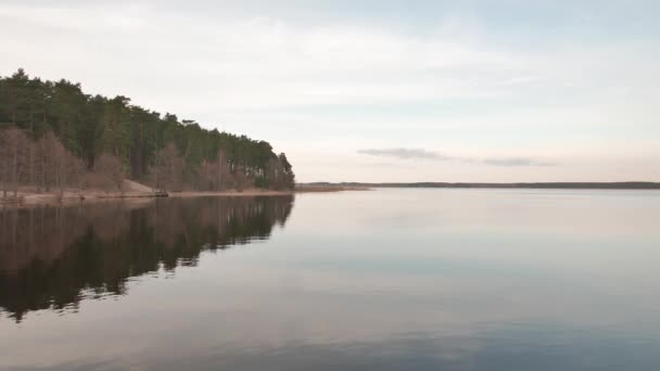 春の穏やかな湖。晴れた日. — ストック動画