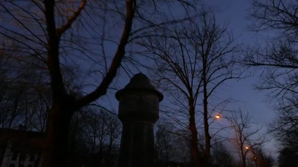 POV caminhar através de uma rua escura em uma cidade . — Vídeo de Stock