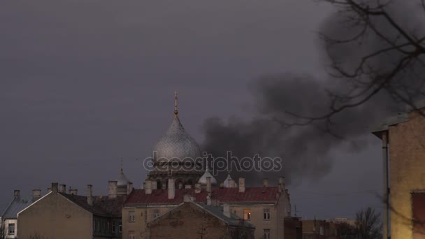 Une église en feu. Beaucoup de fumée . — Video