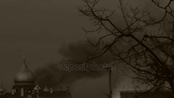 Iglesia en llamas. Mucho humo. Sepia — Vídeo de stock