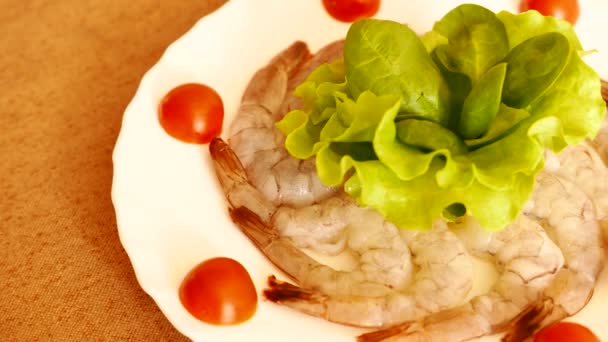 Close up of shrimps on a plate with salad. 4K UHD — Stock Video