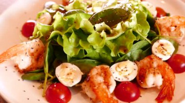 Karides, sebze ve diğer yeşillikleri salatası.