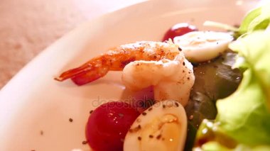 Karides, sebze ve diğer yeşillikleri salatası.