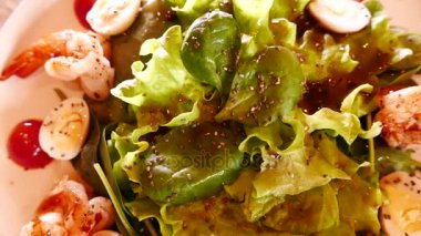 Karides, sebze ve diğer yeşillikleri salatası.