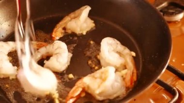 Bir tavada kızarmış büyük karides, yağ ile yakın çekim. 4k Uhd