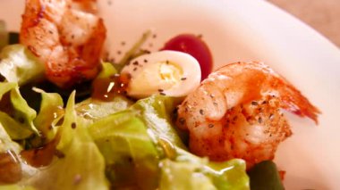 Karides, sebze ve diğer yeşillikleri salatası.