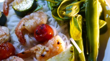 Tay Çince fusion mutfağı, bir şiş üzerinde kızarmış karides ile erişte