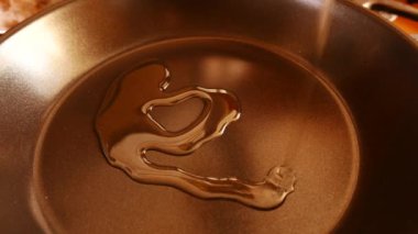 Baharat, biber ve baharat ile bir tavada atılan yaprakları köri