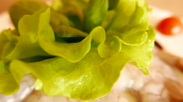 Sallad med räkor, grönsaker och andra gröna. — Stockvideo