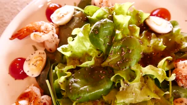 Ensalada con camarones, verduras y otras verduras . — Vídeos de Stock