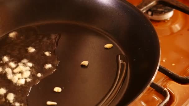 Zár-megjelöl-ból egy serpenyőben sült nagy garnéla olajjal. 4k Uhd — Stock videók