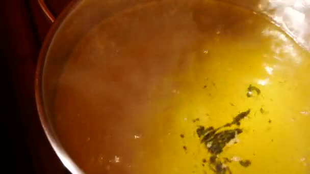 自家製のスープ鍋のクローズ アップ野菜. — ストック動画