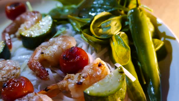 Тайская кухня фьюжн, лапша с креветками, жареная на шампуре — стоковое видео