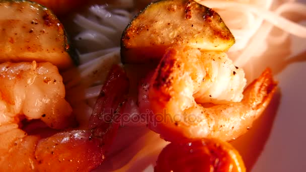 Cozinha tailandesa chinesa de fusão, macarrão com camarão frito em um espeto. Fechar. — Vídeo de Stock