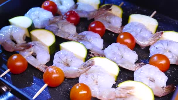 木制的串虾煎炸烧烤. — 图库视频影像