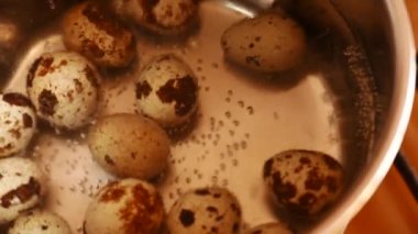 Kaynar su yüzeyinin altında bıldırcın yumurtası