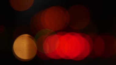 Araba ışıkların bokeh. Sokakta gece renkli daireler