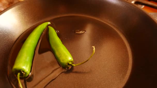 Curryblätter in einer Pfanne mit Gewürzen, Chilischoten und Gewürzen — Stockvideo