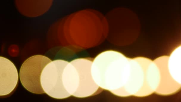 Bokeh de luces de coche. En la calle por la noche Círculos coloridos — Vídeos de Stock