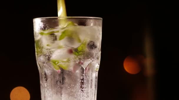 玻璃与饮料、 冰、 薄荷和浆果上模糊的背景 — 图库视频影像