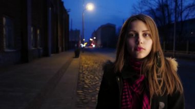 Bir şirin dalgın gülümseyen genç kız bir gece şehir sokak üzerinde portresi.